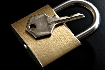 Jak zabezpieczyć mieszkanie przed urlopem?